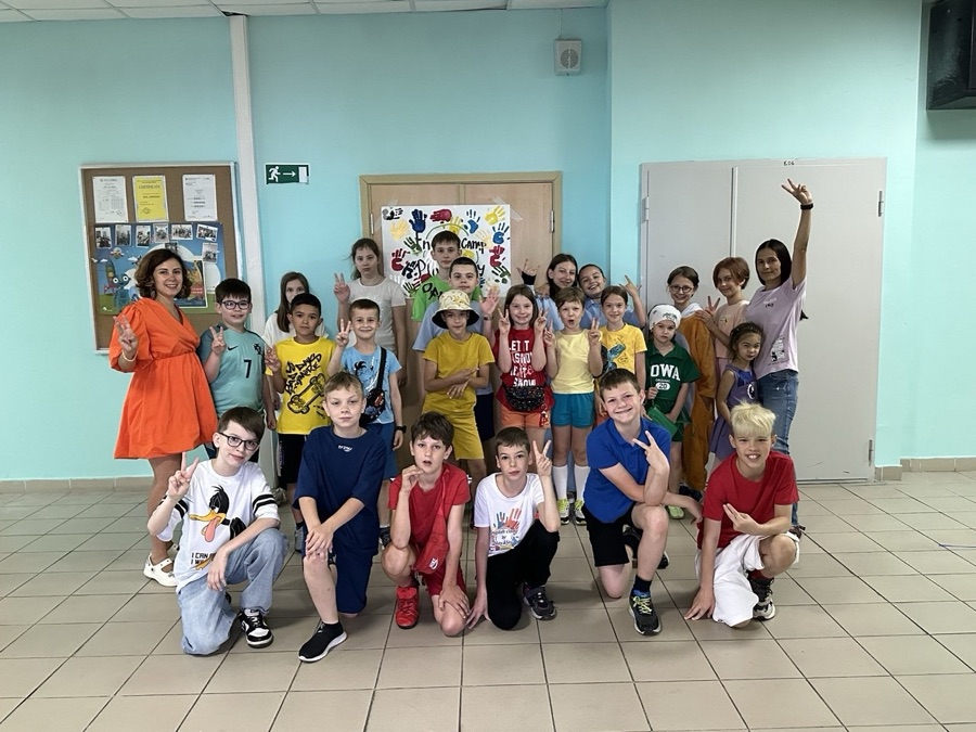 Группа подростков на занятии Play&Say